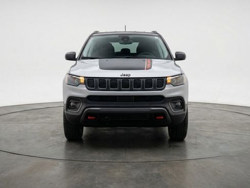 Used 2025 Jeep Compass Trailhawk image 2