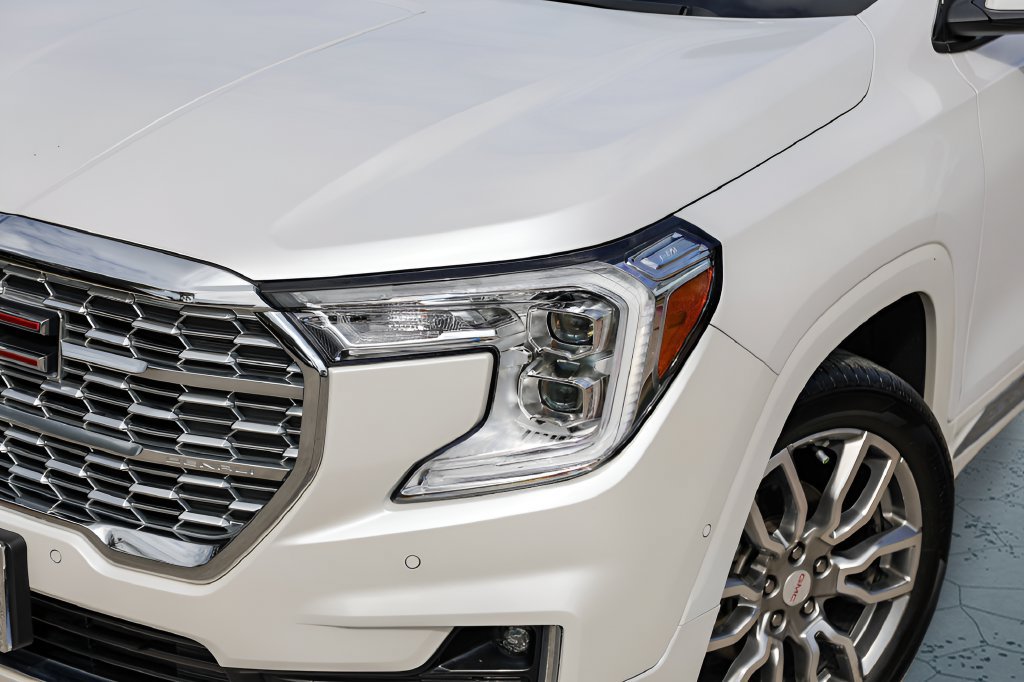 Used 2024 GMC Terrain Denali w/ Denali Premium Package AWD/4WD image 2