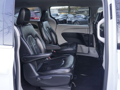 Used 2022 Chrysler Pacifica Touring-L w/ Uconnect Theater Family Group image 22