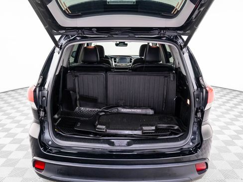 Used 2019 Toyota Highlander SE image 29