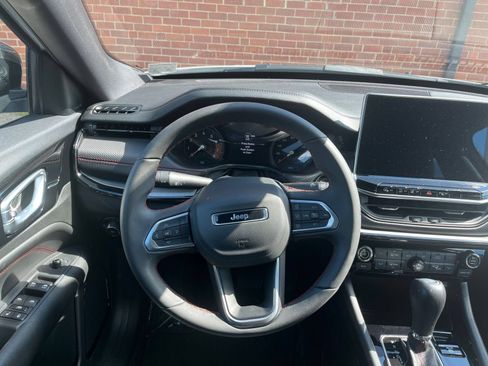 Used 2025 Jeep Compass Trailhawk AWD/4WD image 32