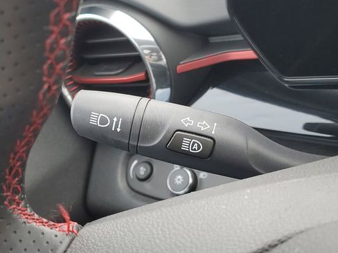 Used 2025 Chevrolet Trax RS w/ Sunroof Package image 16