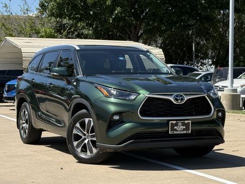 Used 2023 Toyota Highlander XLE FWD image 2