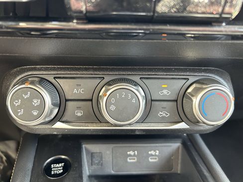 Used 2025 Nissan Kicks SV AWD/4WD image 28
