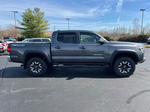 Used 2017 Toyota Tacoma TRD Off-Road w/ Tow Package (A/T) image 5