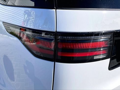 Used 2025 Land Rover Discovery Dynamic SE image 29
