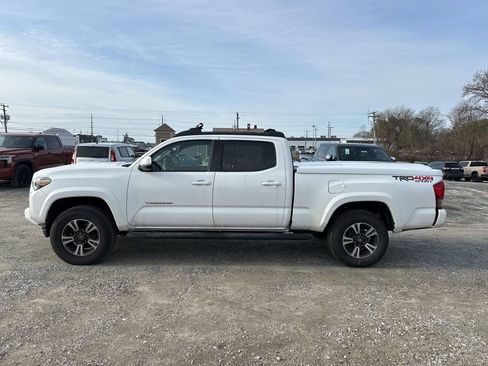 Used 2016 Toyota Tacoma TRD Sport image 2