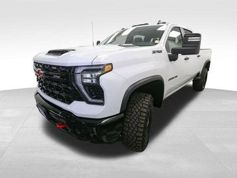 Used 2024 Chevrolet Silverado 2500 ZR2 w/ Technology Package image 4