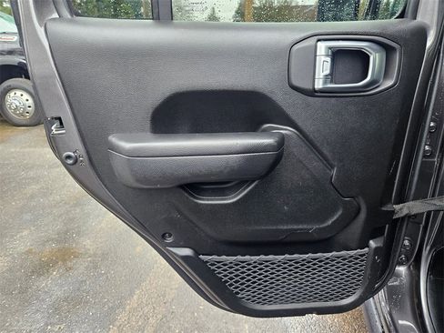 Certified 2023 Jeep Gladiator Willys image 14