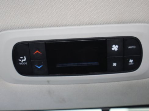 Used 2024 Chrysler Pacifica Touring-L FWD image 37