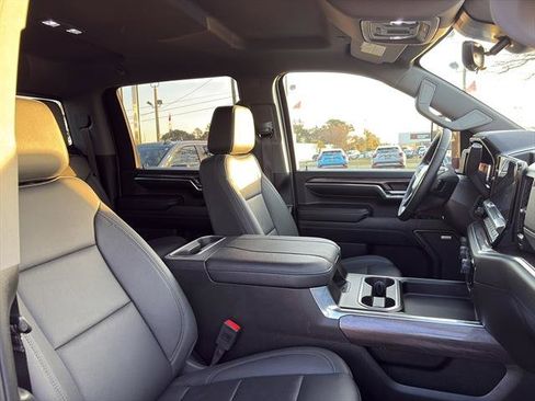 Used 2024 Chevrolet Silverado 2500 LTZ w/ LTZ Premium Package image 9