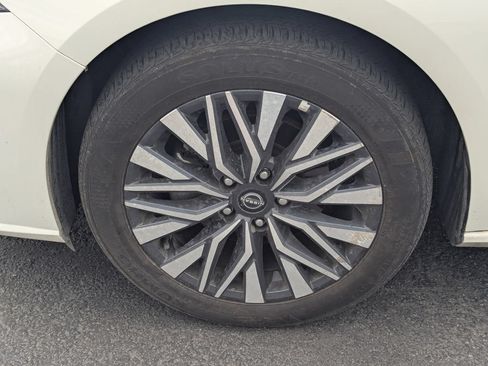 Used 2025 Nissan Altima 2.5 SV FWD image 13
