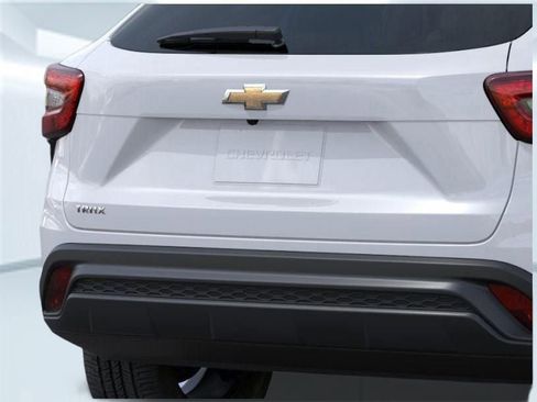 New 2026 Chevrolet Trax LS w/ LS Convenience Package image 18