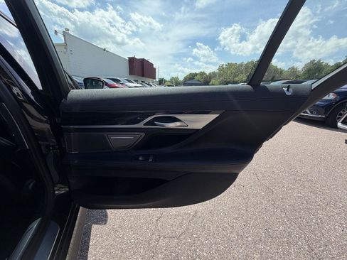 Used 2022 BMW 750i xDrive w/ M Sport Package AWD/4WD image 34