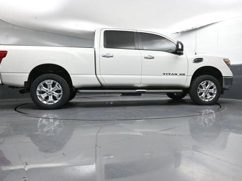 Used 2019 Nissan Titan SV w/ SV Convenience Package image 27