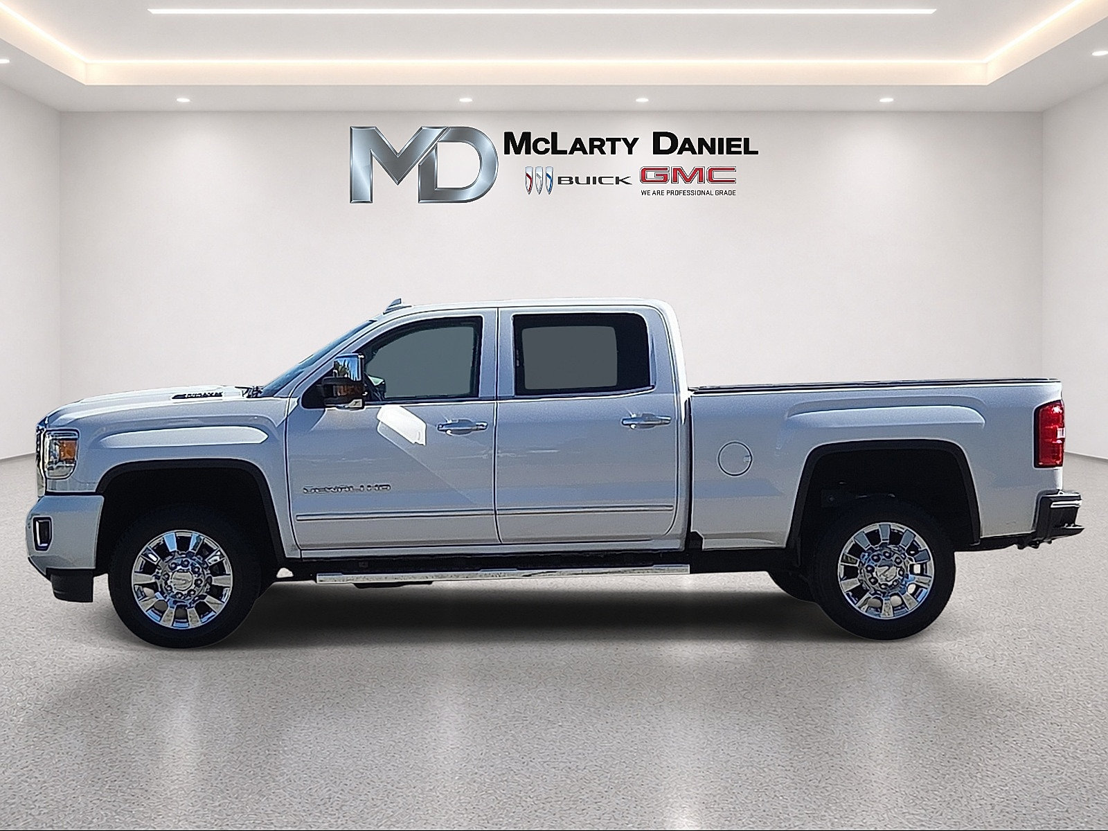 Used 2018 GMC Sierra 2500 Denali w/ Duramax Plus Package AWD/4WD image 2