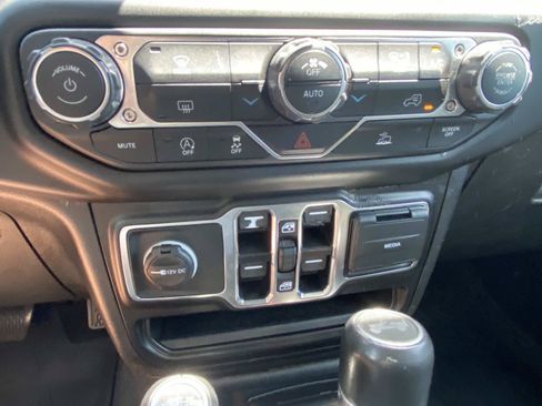 Used 2022 Jeep Wrangler Unlimited Sahara AWD/4WD image 29