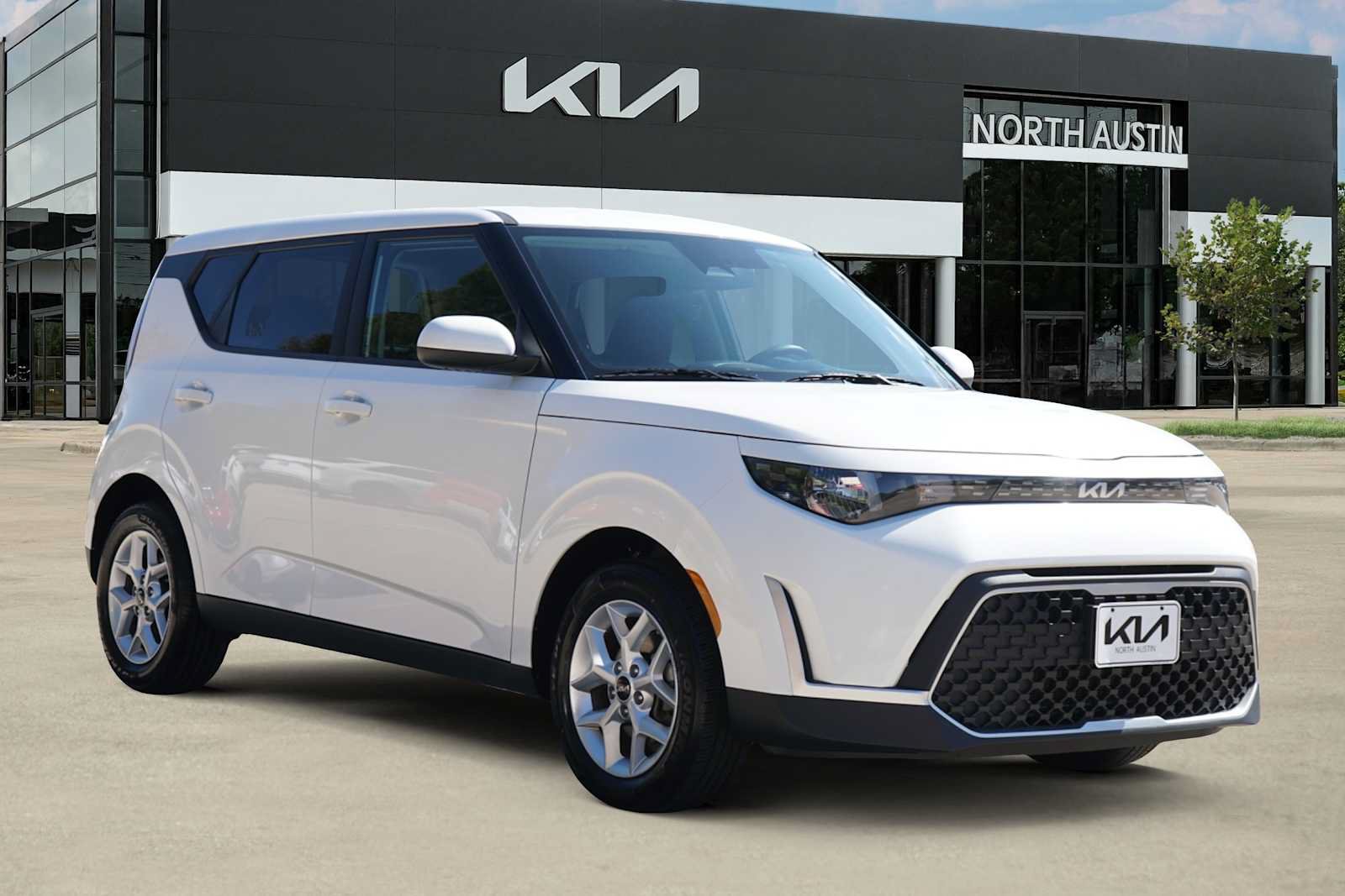 Used 2025 Kia Soul LX w/ LX Technology Package FWD image 6