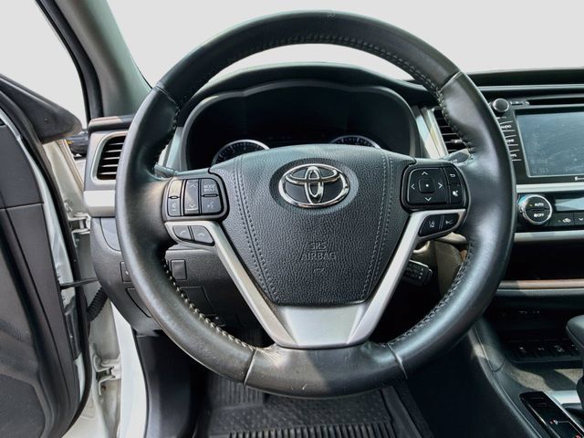 Used 2019 Toyota Highlander XLE AWD/4WD image 17