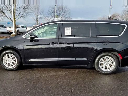 Certified 2024 Chrysler Pacifica Touring-L image 5