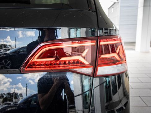 Used 2023 Volkswagen Taos SE w/ Panoramic Sunroof Package FWD image 14