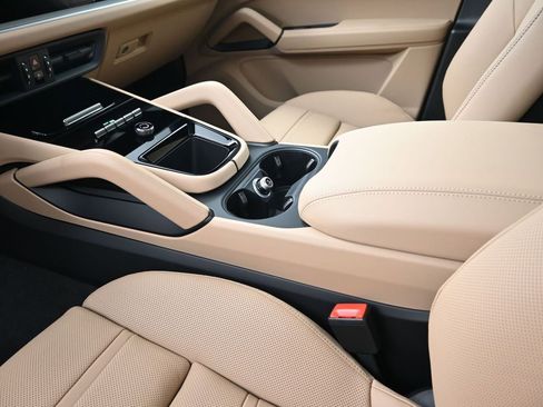 New 2026 Porsche Cayenne image 21