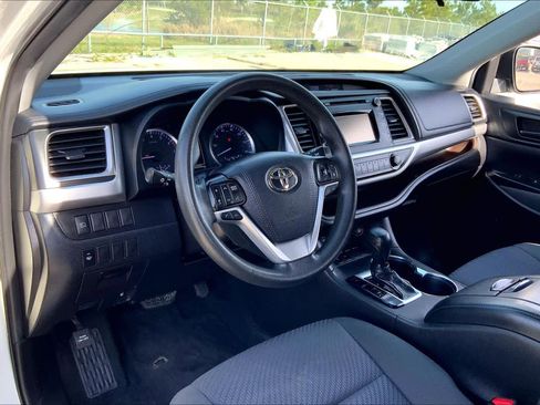 Used 2019 Toyota Highlander LE image 17