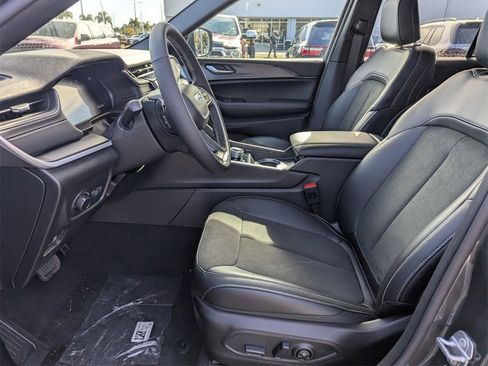 New 2025 Jeep Grand Cherokee Altitude image 13