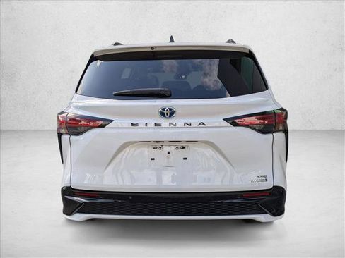 Used 2022 Toyota Sienna XSE FWD image 6
