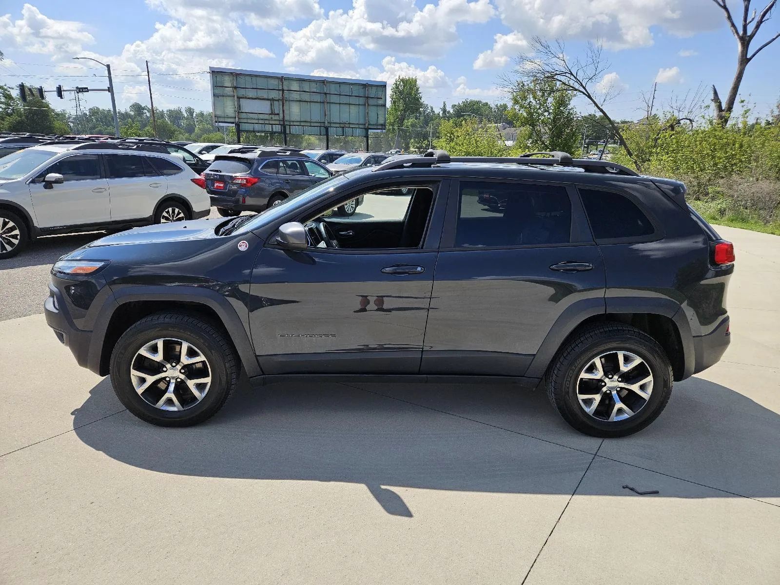 Used 2016 Jeep Cherokee Trailhawk w/ Comfort/Convenience Group AWD/4WD image 5