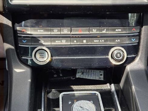 Used 2019 Jaguar F-PACE Premium image 25