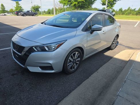 Used 2020 Nissan Versa SV FWD image 2