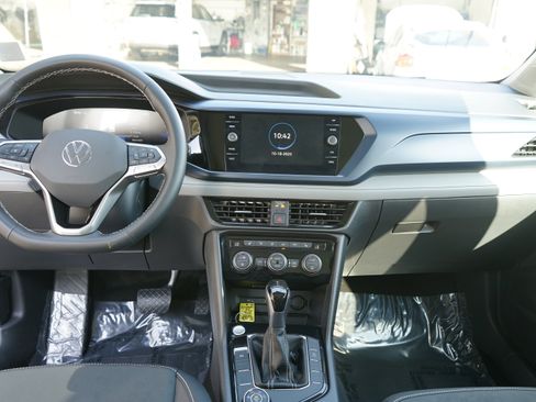 Used 2024 Volkswagen Taos SE image 16