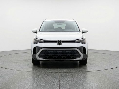 Used 2025 Volkswagen Taos SE image 2