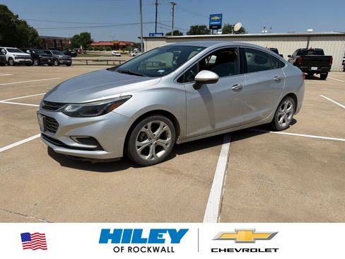 Used 2018 Chevrolet Cruze Premier FWD image 1