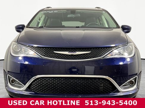 Used 2018 Chrysler Pacifica Touring-L FWD image 2