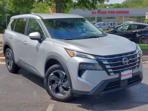 Used 2024 Nissan Rogue SV AWD/4WD image 2