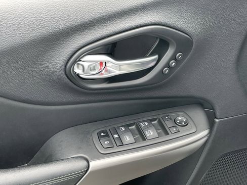 Used 2022 Jeep Cherokee Limited AWD/4WD image 13
