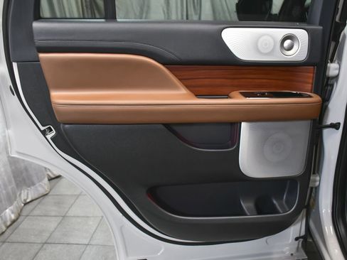 Used 2023 Lincoln Navigator Reserve image 11