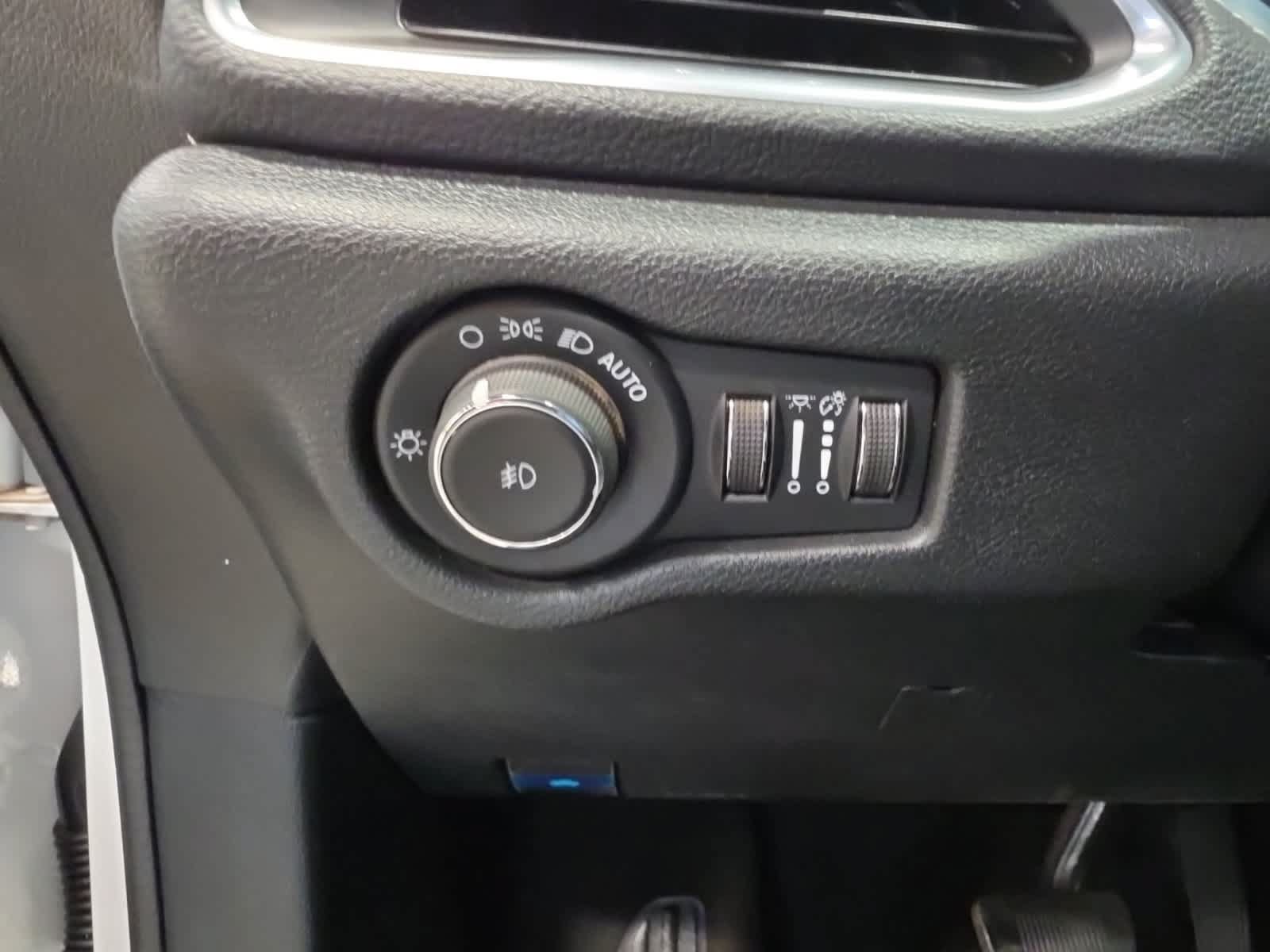 Used 2025 Chrysler Pacifica Limited FWD image 25