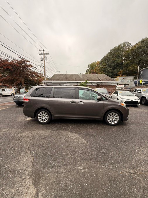 Used 2013 Toyota Sienna XLE w/ Premium Pkg AWD/4WD image 4