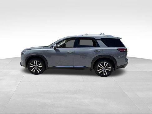 Used 2024 Nissan Pathfinder Platinum w/ Black Appearance Package FWD image 4
