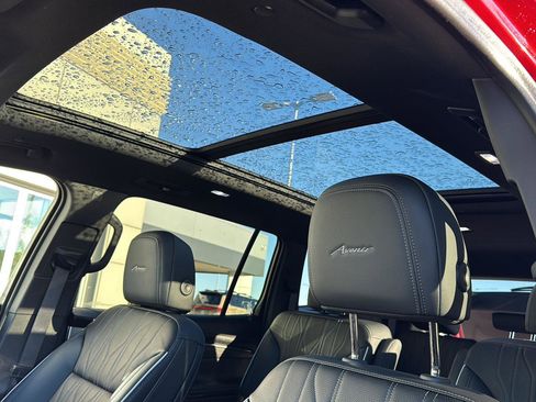Used 2025 Buick Enclave Avenir image 25