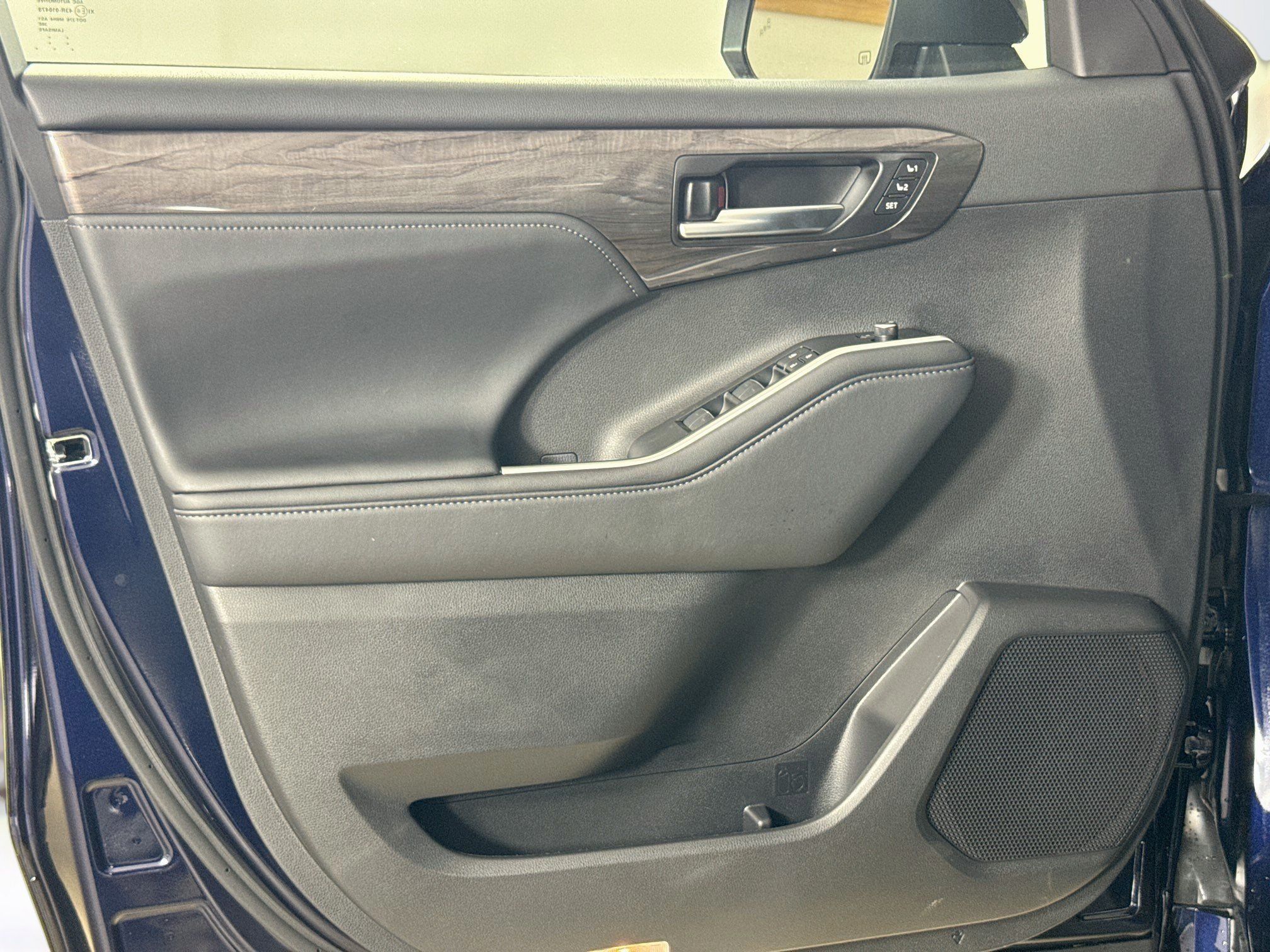 Used 2025 Toyota Highlander Platinum AWD/4WD image 11