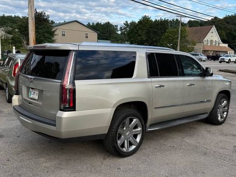 Used 2017 Cadillac Escalade ESV Luxury AWD/4WD image 4