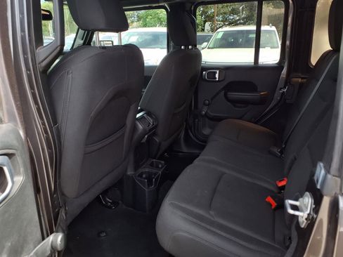 Used 2018 Jeep Wrangler Unlimited Sport image 16