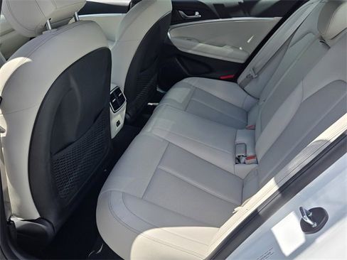 Used 2025 Genesis G70 2.5T image 11