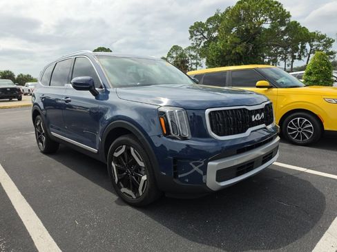 Certified 2023 Kia Telluride EX w/ EX Captain's Chair Package FWD image 2