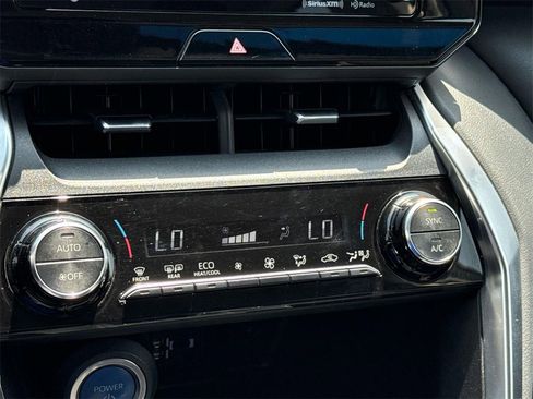 Used 2022 Toyota Venza LE image 14