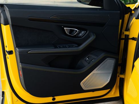 Used 2021 Lamborghini Urus image 32